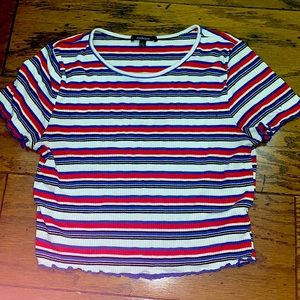 This is a form fitting comforable and cute t shirt that’s good for school